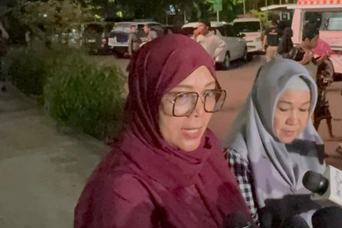 Yuli salah satu kerabat korban penumpang KRL yang ditabrak KA di Bekasi Timur, Selasa (28/4/2026). Foto: Rayyan Farhansyah/kumparan