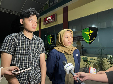 Catherine (19) dan Riza (21), kerabat salah satu korban kecelakaan kereta di Bekasi Timur saat ditemui di RS Polri, Kramat Jati, Jakarta Timur, Selasa (28/4/2026). Foto: Nasywa Athifah/kumparan