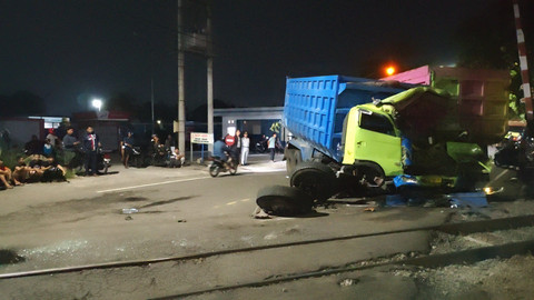 Kecelakaan Kereta Api (KA) Commuter Line Dhoho dengan truk di JPL 190 KM 120+448, Jalan Imam Bonjol, Kecamatan Sananwetan, Kota Blitar, pada Selasa (28/4/2026) dok. Daop 7 Madiun Foto: dok. KAI Daop 7