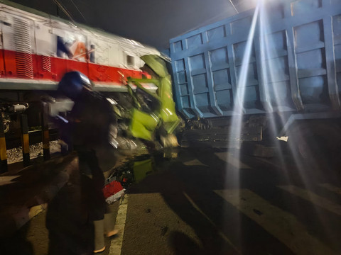 Kecelakaan Kereta Api (KA) Commuter Line Dhoho dengan truk di JPL 190 KM 120+448, Jalan Imam Bonjol, Kecamatan Sananwetan, Kota Blitar, pada Selasa (28/4/2026) dok. Daop 7 Madiun Foto: dok. KAI Daop 7