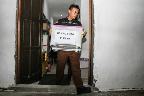 Petugas Kejaksaan Negeri Palangka Raya menggotong kotak berisi barang bukti saat penggeledahan di kantor Komisi Pemilihan Umum (KPU) Kota Palangka Raya, Kalimantan Tengah, Selasa (28/4/2026). Foto: Auliya Rahman/ANTARA FOTO