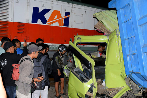 Warga berkerumun di lokasi insiden kecelakaan kereta api dengan truk di perlintasan sebidang JPL 190 Sananwetan, Kota Blitar, Jawa Timur, Selasa (28/4/2026) malam. Foto: Irfan Anshori/ANTARA FOTO