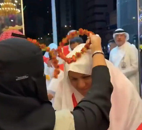 Jemaah Iran (baju putih) disambut setiba di hotel di Madinah, Arab Saudi, April 2026. Foto: Viral di medsos via PressTV