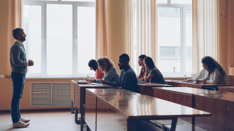 Ilustrasi universitas. Foto: Vitaly Gariev/Unsplash
