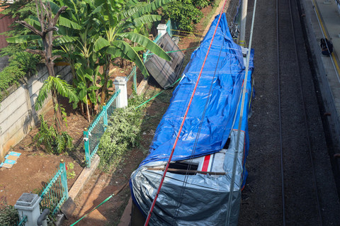 Sisa rangkaian KRL Commuter Line masih terlihat usai bertabrakan dengan KA Argo Bromo Anggrek di Stasiun Bekasi Timur, Bekasi, Jawa Barat, Kamis (29/4/2026). Foto: Iqbal Firdaus/kumparan