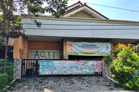 Rumah kontrakan yang digunakan sebagai Daycare Little Aresha Yogyakarta di Sorosutan, Kemantren Umbulharjo, Kota Yogyakarta dicorat-coret orang tak dikenal (OTK). Foto: Panji/kumparan