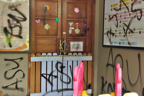 Rumah kontrakan yang digunakan sebagai Daycare Little Aresha Yogyakarta di Sorosutan, Kemantren Umbulharjo, Kota Yogyakarta dicorat-coret orang tak dikenal (OTK). Foto: Panji/kumparan
