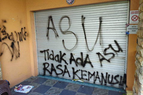 Rumah kontrakan yang digunakan sebagai Daycare Little Aresha Yogyakarta di Sorosutan, Kemantren Umbulharjo, Kota Yogyakarta dicorat-coret orang tak dikenal (OTK). Foto: Panji/kumparan