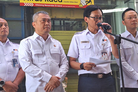 Konferensi Pers Menteri Perhubungan Dudy Purwagandhy (kedua kiri) dan Direktur Utama PT KAI Bobby Rasyidin (pegang mikrofon) di Stasiun Bekasi Timur pada Rabu (29/4/2026). Foto: Kevin Daniel/kumparan