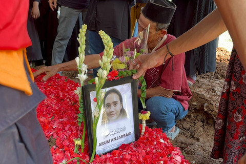 Suasana pemakaman Harum Anjarsari di TPU Cipayung, Jakarta Timur, Rabu (29/4/2026). Foto: Rayyan Farhansyah/kumparan