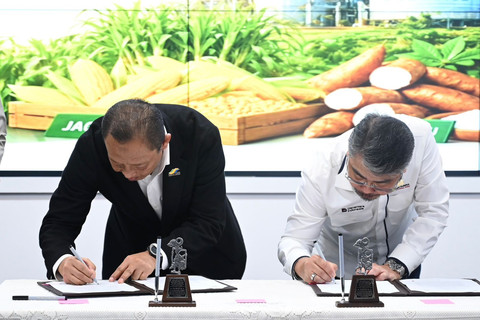 CEO Pertamina New & Renewable Energy, John Anis (kanan), bersama PTPN III, Ryanto Wisnuardhy (kiri) melakukan penandatanganan kerja sama Pengembangan Bioetanol di Palm Oil, Gedung Agro Plaza, Jakarta pada Senin (27/04/2026). Foto: Dok. Pertamina