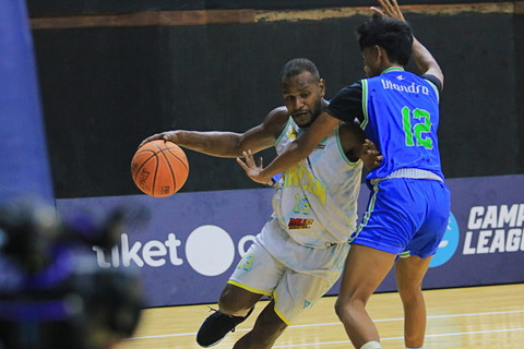 Penampilan Tim Basket Putra Universitas Cenderawasih di Regional Playoffs dalam Campus League Basket Surabaya Season 1, Selasa (28/4/2026). Foto: Agri Aulian Perdana/kumparan