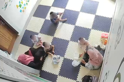 Rekaman CCTV menunjukkan dugaan kekerasan terhadap balita oleh pegawai daycare di Banda Aceh, (22/4/2026).  Foto: Dok. Istimewa