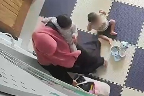 Rekaman CCTV menunjukkan dugaan kekerasan terhadap balita oleh pegawai daycare di Banda Aceh, (22/4/2026).  Foto: Dok. Istimewa