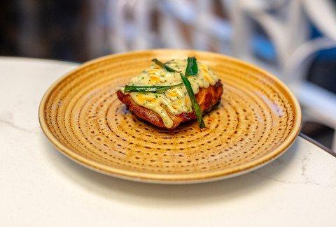 Roasted Chicken Harissa jadi salah satu menu favorit di SKAI Bar & Grill. Foto: dok. SKAI Bar & Grill.