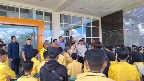 Sejumlah mahasiswa Institut Teknologi Insan Cendekia Mandiri (ITICM) menggelar demo di kampus yang berada di Desa Sarirogo, Kecamatan Sidoarjo, Kabupaten Sidoarjo, Rabu (29/4/2026). Foto: Dok. kumparan