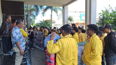 Sejumlah mahasiswa Institut Teknologi Insan Cendekia Mandiri (ITICM) menggelar demo di kampus yang berada di Desa Sarirogo, Kecamatan Sidoarjo, Kabupaten Sidoarjo, Rabu (29/4/2026). Foto: Dok. kumparan
