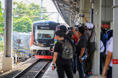 Sejumlah wartawan mendokumentasikan rangkaian KRL Commuter Line yang melintas kembali pascakecelakaan di Stasiun Bekasi Timur, Jawa Barat, Rabu (29/4/2026). Foto: Iqbal Firdaus/kumparan