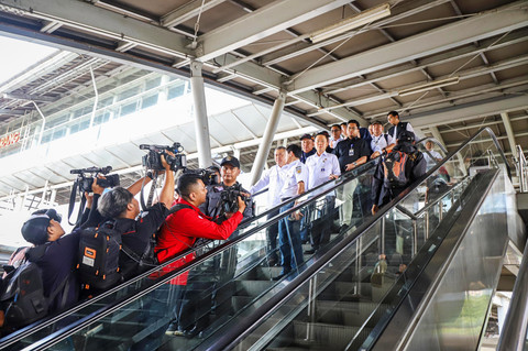 Warga menaiki rangkaian KRL Commuter Line dari Stasiun Cikarang yang melintas di Stasiun Bekasi Timur, Jawa Barat, Rabu (29/4/2026). Foto: Iqbal Firdaus/kumparan