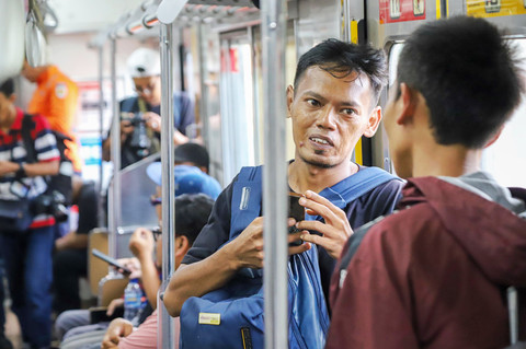 Warga menaiki rangkaian KRL Commuter Line dari Stasiun Cikarang yang melintas di Stasiun Bekasi Timur, Jawa Barat, Rabu (29/4/2026). Foto: Iqbal Firdaus/kumparan