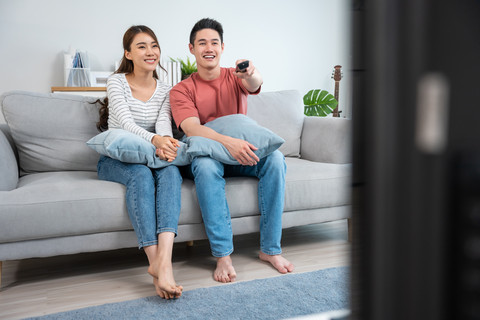 Ilustrasi perempuan nonton film. Foto: Hananeko_Studio/Shutterstock
