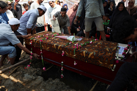 Suasana pemakaman Nur Aina Eka Rahmadhyna, seorang jurnalis KompasTV, yang tewas dalam tabrakan maut antara KA Bromo Anggrek dengan KRL di Bekasi Timur, pada Rabu (29/4/2026). Foto: Willy Kurniawan/REUTERS