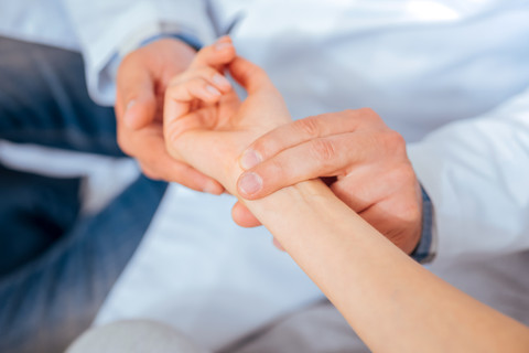 Ilustrasi dokter memeriksa pasien. Foto: YAKOBCHUK VIACHESLAV/Shutterstock