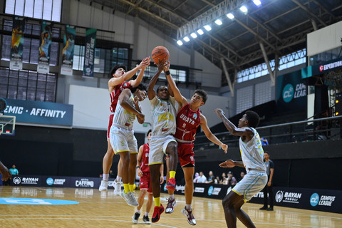 Pertandingan antara tim putra Universitas Surabaya (Ubaya) melawan Universitas Cenderawasih dalam laga Regional Finals Campus League Basket Surabaya Season 1 di GOR Basket Unesa, Kamis (28/9/2026). Foto: Dok. Campus League