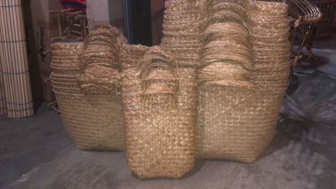 Beberapa kusak siap pakai di toko kerajinan Kalteng (Sumber: Koleksi Pribadi)
