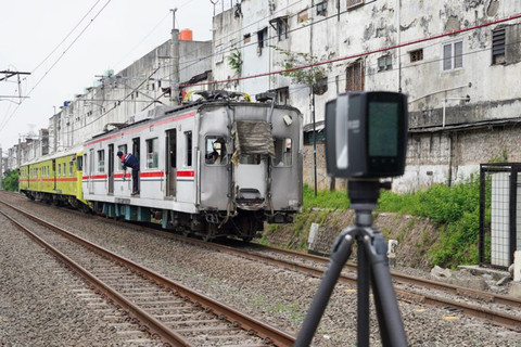 Alat traffic accident analysis (TAA) milik Korlantas Polri dalam proses olah tempat kejadian perkara (TKP) kecelakaan kereta di Stasiun Bekasi Timur, Bekasi, pada Selasa (28/4/2026). Foto: ANTARA/HO-Korlantas Polri