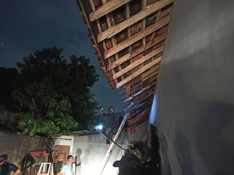 Angin puting beliung sebabkan atap sejumlah rumah di Kabupaten Sleman berterbangan, Rabu (29/4/2026). Foto: Dok. BPBD Kabupaten Sleman