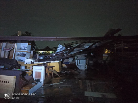 Angin puting beliung sebabkan atap sejumlah rumah di Kabupaten Sleman berterbangan, Rabu (29/4/2026). Foto: Dok. BPBD Kabupaten Sleman