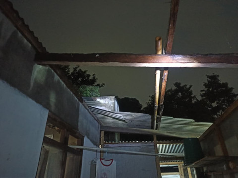 Angin puting beliung sebabkan atap sejumlah rumah di Kabupaten Sleman berterbangan, Rabu (29/4/2026). Foto: Dok. BPBD Kabupaten Sleman