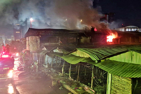 Pasar Kanjengan Johar, Kota Semarang, Jawa Tengah terbakar pada Rabu (29/4/2026) malam. Foto: Dok. Istimewa