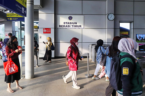 Sejumlah calon penumpang kembali memadati area Stasiun Bekasi Timur, Duren Jaya, Kota Bekasi, Jawa Barat pada Kamis (30/4/2026). Foto: Iqbal Firdaus/kumparan