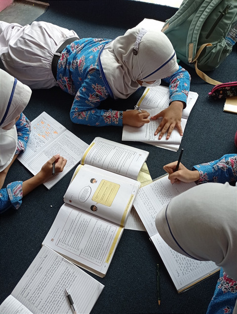 Ilustrasi pelajar yang sedang mengerjakan tugas sekolah. (RPTRA Sangkuriang)