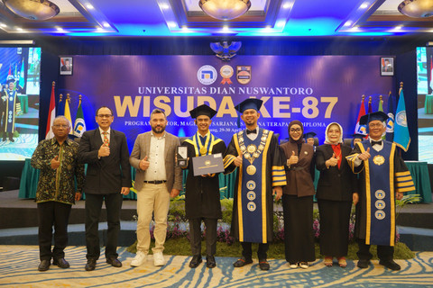 Upacara Wisuda ke-87 Universitas Dian Nuswantoro (Udinus) menyita perhatian khusus karena diikuti oleh bintang sepak bola Timnas Indonesia, Pratama Arhan Alif Rifai pada Rabu (29/4/2026). Foto: Dok. Udinus