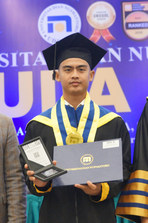 Upacara Wisuda ke-87 Universitas Dian Nuswantoro (Udinus) menyita perhatian khusus karena diikuti oleh bintang sepak bola Timnas Indonesia, Pratama Arhan Alif Rifai pada Rabu (29/4/2026). Foto: Dok. Udinus
