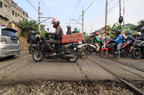 Pengendara melintas di perlintasan sebidang di kawasan Duren Jaya, Kota Bekasi, Kamis (30/4/2026), setelah PT KAI memasang palang pintu pembatas di lokasi tersebut. Foto: Iqbal Firdaus/kumparan