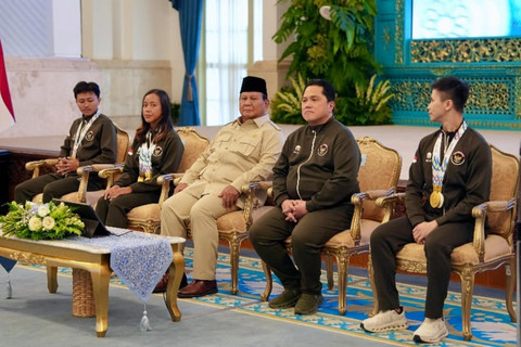 Presiden Prabowo Subianto didampingi Menpora Erick Thohir memberikan penghargaan dan bonus bagi para atlet berprestasi. Foto: Dok. Kemenpora