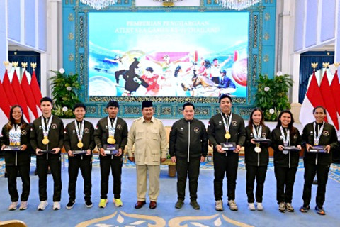Presiden Prabowo Subianto didampingi Menpora Erick Thohir memberikan penghargaan dan bonus bagi para atlet berprestasi. Foto: Dok. Kemenpora