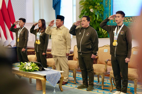 Presiden Prabowo Subianto didampingi Menpora Erick Thohir memberikan penghargaan dan bonus bagi para atlet berprestasi. Foto: Dok. Kemenpora