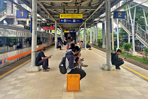Sejumlah calon penumpang tengah menunggu jadwal keberangkatan kereta di Stasiun Bekasi Timur, Duren Jaya, Kota Bekasi, Kamis (30/4/2026). Foto: Jeni Ritanti/kumparan