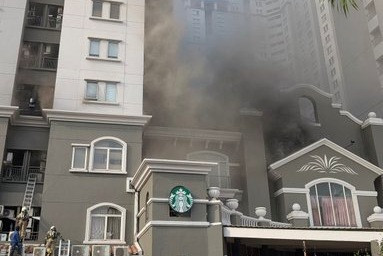 Asap mengepul saat kebakaran melanda Apartemen Mediterania, Jakarta Barat, Kamis (30/4/2026). Foto: X/@andreqve