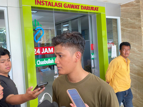 Aditya Subagja Putra, salah satu keluarga korban kecelakaan kereta saat ditemui di RSUD Kota Bekasi, Kamis (30/4/2026). Foto: Jeni Ritanti/kumparan