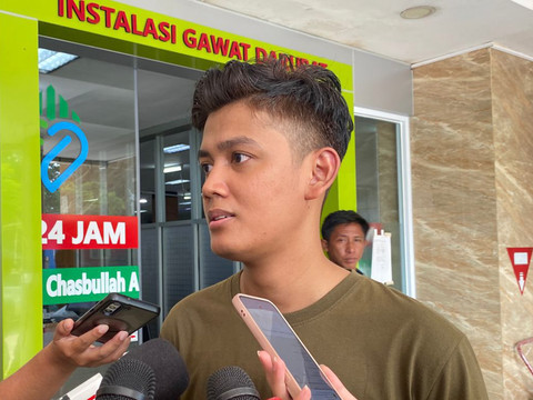 Aditya Subagja Putra, salah satu keluarga korban kecelakaan kereta saat ditemui di RSUD Kota Bekasi, Kamis (30/4/2026). Foto: Jeni Ritanti/kumparan