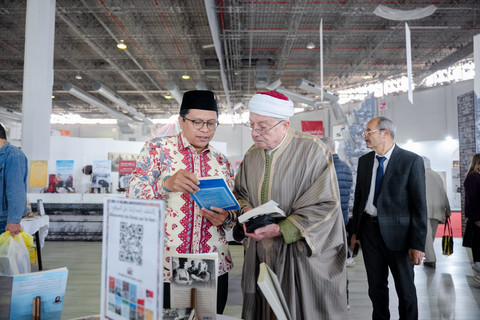 Duta Besar RI untuk Tunisia Zuhairi Misrawi mendampingi Mufti Tunisia yang juga sebagai Imam Besar Masjid Zaitunah Syaikh Hisyam bin Mahmud saat mengunjungi Paviliun Indonesia di Pameran Buku Internasional Tunisia ke-40 (29/4/2026). Foto: KBRI Tunis 