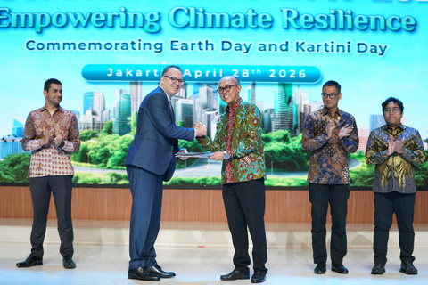 Direktur Utama PLN, Darmawan Prasodjo (kedua dari kanan) bersama Head of the United Nations Resident Coordinator's Office, Matthew David Johnson-Idan (kiri), dan Ketua Harian Tim Khusus Perancangan Aksi Transisi Energi Nasional (PATEN), Edo Mahendra (kanan) menyaksikan penyerahan dokumen Partnership Agreement antara The United Nations Office for Project Services (UNOPS) dan PLN tentang Kajian dan Dukungan Kegiatan Transisi Energi yang diserahkan secara simbolis oleh Direktur Teknologi, Engineering, dan Keberlanjutan PLN, Evy Haryadi (tengah) kepada Deputy Director of the Southeast Asia Energy Transition Partnership UNOPS, John Cotton (kedua dari kiri) dalam kegiatan PLN Sustainability Day 2026 bertajuk &ldquo;Empowering Climate Resilience&rdquo; di Jakarta, Selasa (28/4). Foto: Dok. PLN