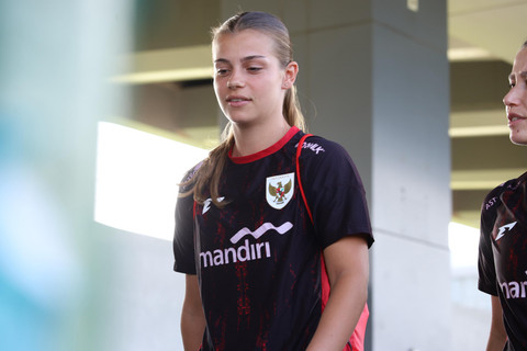 Isabelle Nottet, pemain diaspora Timnas Wanita Indonesia, tengah menjalani sesi latihan bersama Garuda Pertiwi jelang Kualifikasi Piala Asia Wanita 2026, Jakarta International Stadium. Foto: Iqbal Firdaus/kumparan