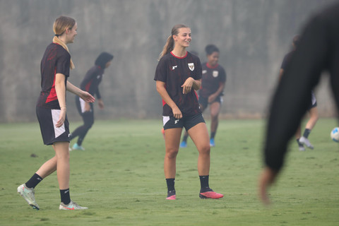 Isabelle Nottet, pemain diaspora Timnas Wanita Indonesia, tengah menjalani sesi latihan bersama Garuda Pertiwi jelang Kualifikasi Piala Asia Wanita 2026, Jakarta International Stadium. Foto: Dicky Adam Sidiq/kumparan
